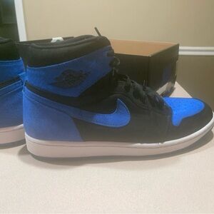 Good Jordan 1s hightops amazing condition comes with the box